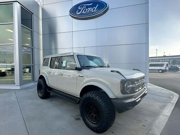 2025 Ford Bronco Outer Banks 4x4 -- Desert Sand