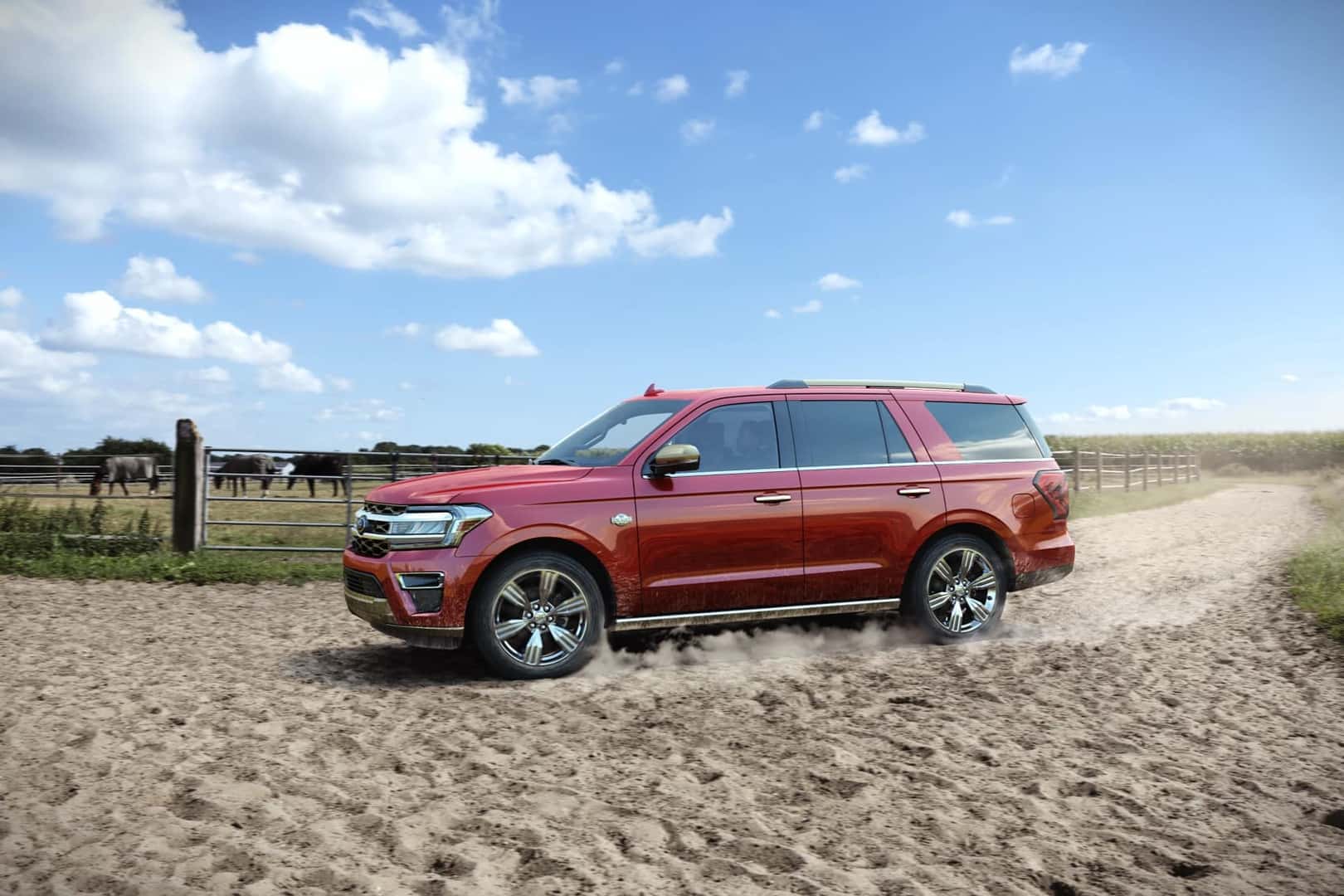 Ford Expedition a conduzir em estrada de terra