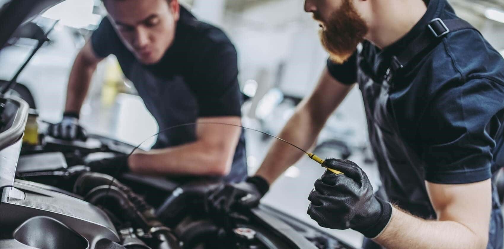 Técnicos de assistência automóvel a trabalhar num veículo