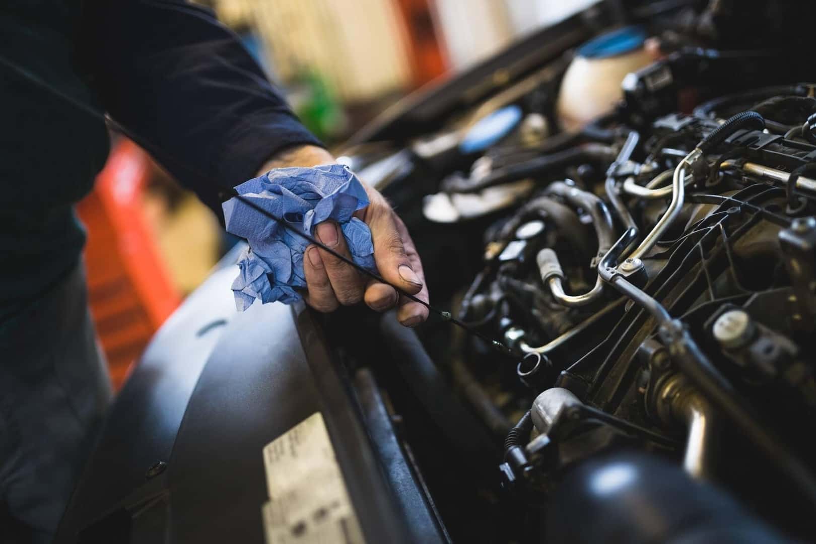 Checking the oil level with oil dipstick
