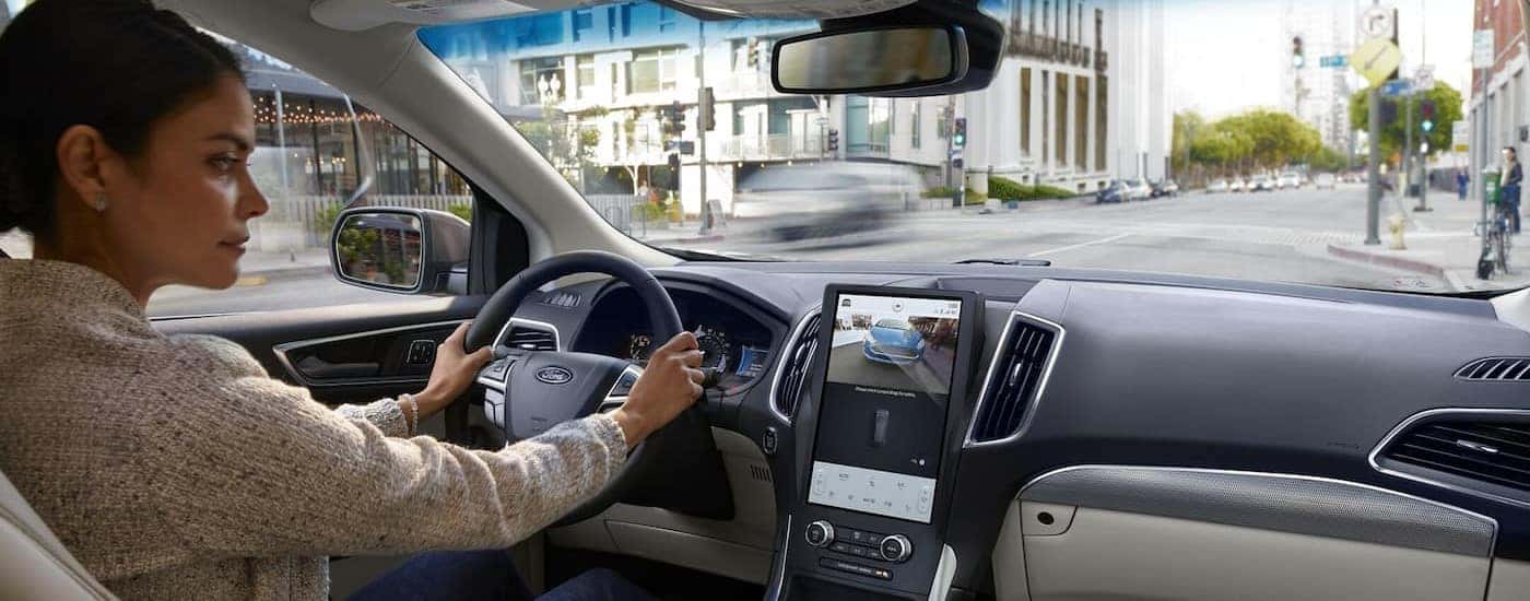 The black and white interior and dash in a 2024 Ford Edge is shown.