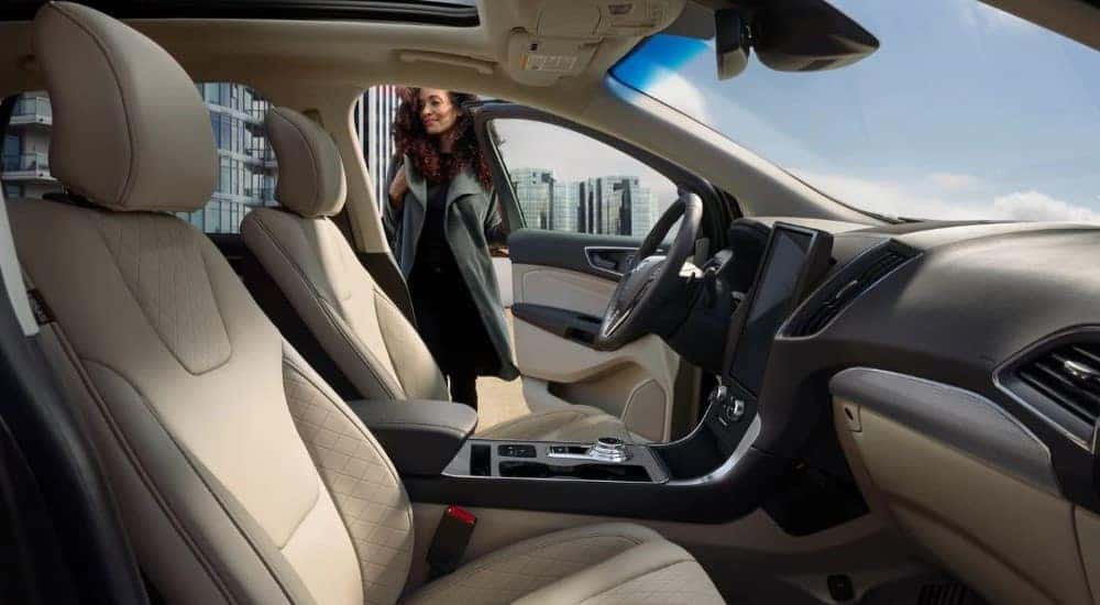 The black and white interior and dash in a 2024 Ford Edge is shown.