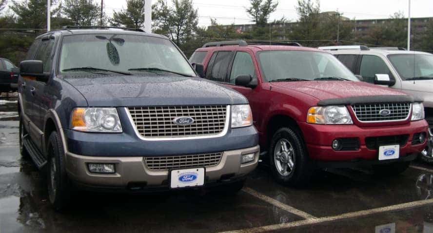 A blue Ford Explorer next to a red Ford Expedition
